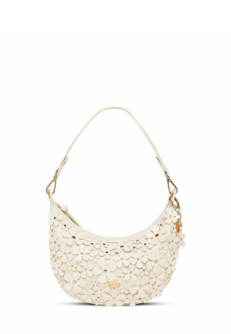 Bílá kabelka s květinovou aplikací, zakřiveným tvarem, měkkou texturou, zlatým kováním a jedním popruhem přes rameno pro nošení.