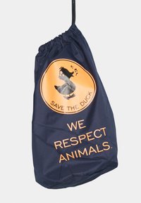 Donkerblauwe trekkoordtas met een oranje logo waarop een eendenillustratie staat, met de tekst "RED DE EEND" en "WE RESPECTEREN DIEREN."