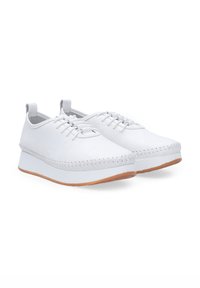 Weiße Schnürschuhe mit einer glatten, strukturierten Oberfläche, die eine leichte, geschwungene Sohle und dekorative Nähte entlang der oberen Kante aufweisen.