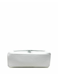 Borsa rettangolare in pelle bianca con finitura testurizzata. Presenta una parte superiore piatta e un design minimale. Nessun hardware o dettagli visibili.