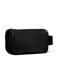 Borsa da toilette rettangolare nera realizzata in tessuto durevole con chiusura a zip, dotata di manico laterale e texture liscia.