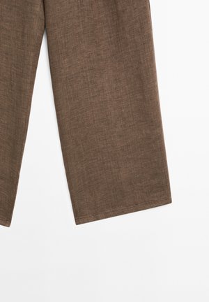 Braune Stoffhosen mit strukturiertem Finish, weitem Bein-Design und sauberem Saum. Das Material wirkt atmungsaktiv und leicht.