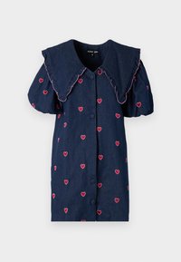Robe bleu foncé avec des manches bouffantes, grand col froncé, devant boutonné et cœurs rouges brodés éparpillés sur le tissu.