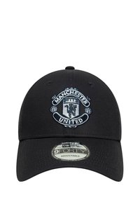 Schwarze verstellbare Kappe mit einem gestickten Manchester United-Logo auf der Vorderseite. Aus Baumwollmaterial mit glatter Textur und gebogenem Schirm.