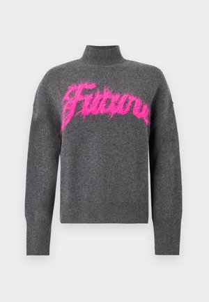 Pull gris tricoté avec un col montant, arborant un motif de mot rose duveteux. Il possède des poignets et un ourlet côtelés pour une texture supplémentaire.