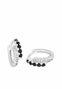 Silver hoops med växelvis svarta och klara runda ädelstenar ordnade i två parallella rader.