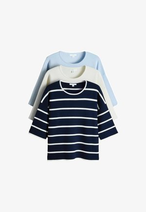 Tre maglie piegate a maglia con collo rotondo e maniche a metà gomito, nei colori blu navy a strisce bianche, bianco uniforme e azzurro chiaro.