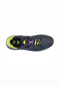 Scarpa sportiva nera con superficie testurizzata, dettagli viola e gialli e chiusura con lacci. Presenta un logo del marchio visibile e un design leggero.