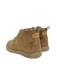 Stivaletti in suede marrone con superficie testurizzata, lacci grigi e suole in gomma beige. Accenti in pelle con marchio sul retro.