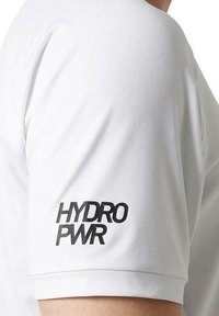 Camisa blanca de manga corta con una textura suave. Logo "HYDRO PWR" en una fuente negra bold en la manga izquierda. Diseño simple, con un mínimo de detalles.