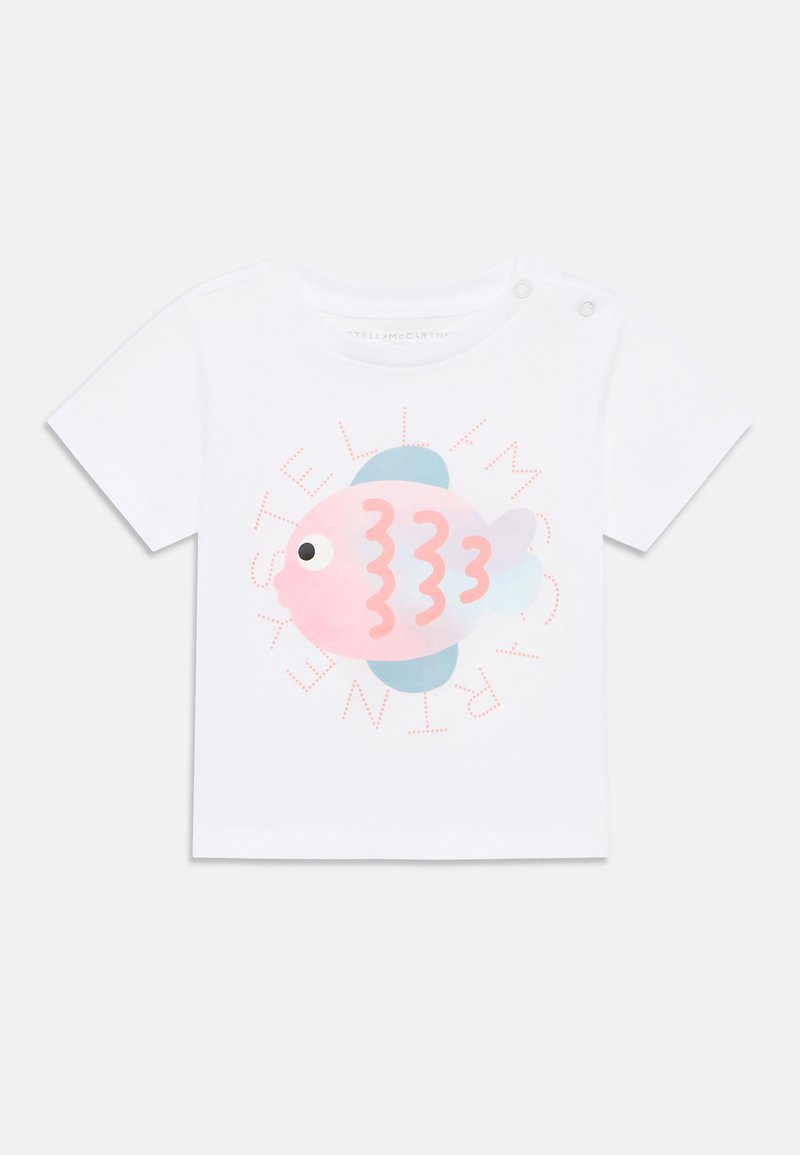 T-shirt bianca a maniche corte con una grafica colorata di un pesce cartoon in rosa, blu e teal, con testo circolare intorno.