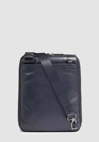 Borsa a tracolla in pelle blu navy con superficie liscia, chiusura con zip, tracolla imbottita e dettagli in metallo. Forma quadrata con design minimale.