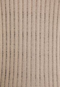 Textilní materiál s vertikálními pruhy v béžové a tmavě hnědé barvě. Měkká textura, rovnoměrně rozmístěné pruhy a jemné variace v vzoru.