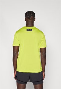 Champion CREWNECK TRAIN SMALL LOGO - Basic póló - neon yellow