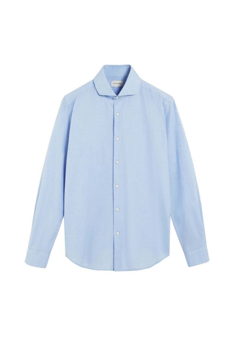 Camisa de vestir de manga larga en azul claro con cuello extendido y botones blancos en la parte delantera, presentada sobre un fondo blanco.