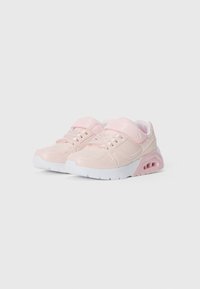 Sneaker sintetiche rosa con chiusure a lacci e Velcro, dettagli in mesh, colletto imbottito e suola in gomma bianca con un'unità d'aria visibile nel tallone.