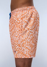 Oranje en witte zwembadeshorts met een tijgerstreep patroon, elastische tailleband en blauwe trekkoord. Bevat een klein logo en een achterzak.