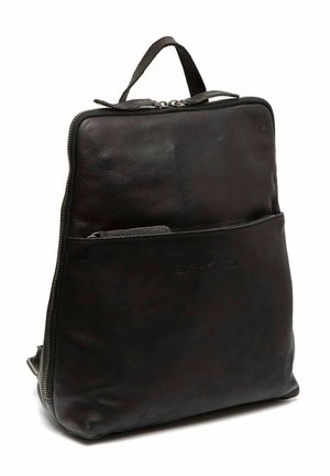 Sac à dos en cuir noir avec une texture lisse, doté d'une poche zippée à l'avant, d'une poignée supérieure et d'un branding subtil sur le bas de l'avant.
