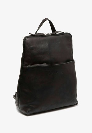Schwarzer Leder-Rucksack mit glatter Textur, ausgestattet mit einer vorderen Reißverschlusstasche, einem oberen Griff und dezentem Branding an der unteren Front.