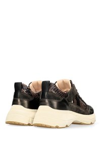 Sneakers con una toma superiore in pelle marrone scuro con dettagli in stampa pitone, colletto imbottito e una suola spessa color crema con dettagli testurizzati.