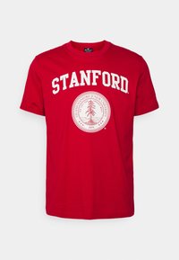 T-shirt di cotone rosso con la scritta "STANFORD" in lettere bianche sopra un grafico circolare con "Leland Stanford Junior University" e un design di albero.