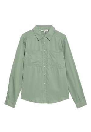 Camisa de manga larga verde claro con collar, dos bolsillos en el pecho y cierre de botones. Elaborada en una tela suave con un corte relajado.
