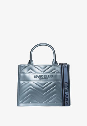 Sac à main bleu métallisé avec un motif chevron matelassé, deux poignées arrondies et une bandoulière sur le côté portant le nom de la marque "MARC ELLIS NEW YORK."