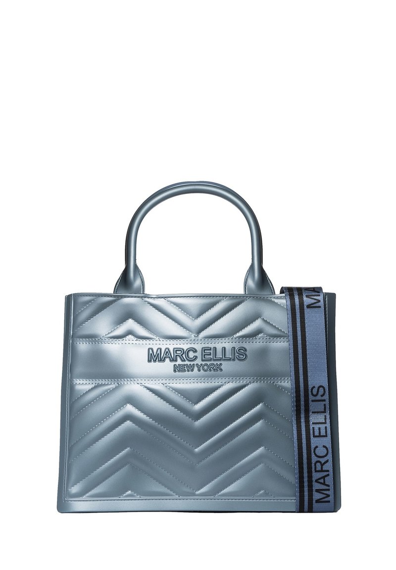 Sac à main bleu métallisé avec un motif chevron matelassé, deux poignées arrondies et une bandoulière sur le côté portant le nom de la marque "MARC ELLIS NEW YORK."