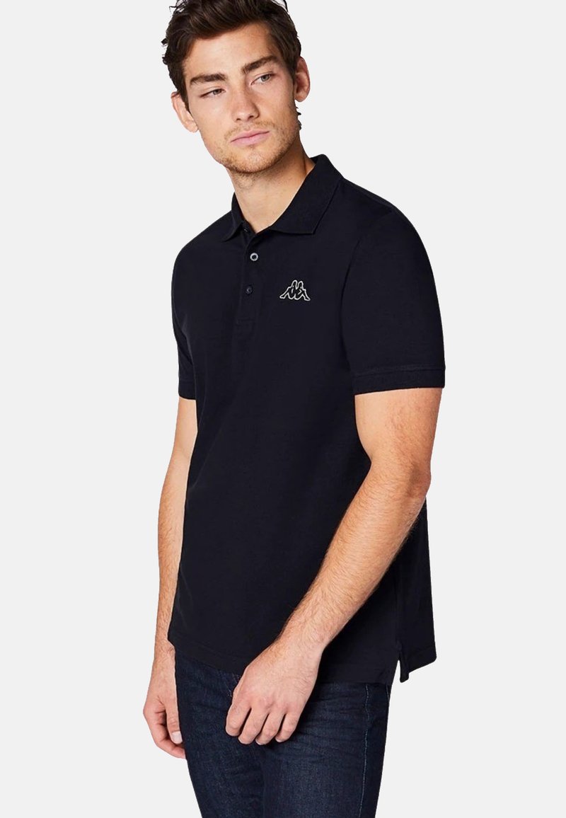 Čierne polo tričko vyrobené z bavlny, s golierom a krátkymi rukávmi. Obsahuje malé biele logo na ľavej strane hrude a bočné rozparky.