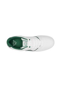 Zapatilla blanca con acentos verdes, con parte superior de cuero suave, puntera redonda, cordones planos y un logo en la lengüeta.