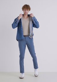 Jack & Jones JPSTMARCO JJDAVE WITH BELT - Hlače chino - china blue