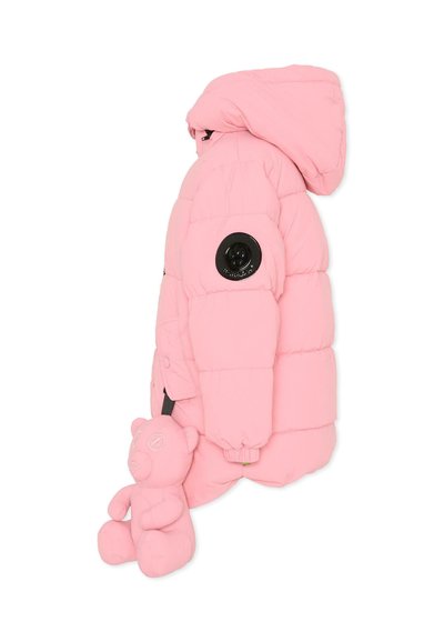 Różowa kurtka puchowa z kapturem, z okrągłym czarnym emblematem na rękawie. Zawiera pasujący różowy breloczek w kształcie misia teddy.