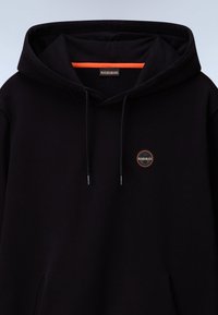Sort hoodie lavet af blødt stof, med et rundt logo-patch og orange indvendig foring. Inkluderer snoretræk og en kængurulomme.