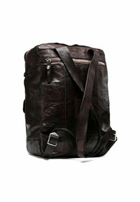 Mochila de cuero marrón oscuro con un acabado texturizado, que cuenta con herrajes plateados, un bolsillo frontal con cremallera y dos correas ajustables.