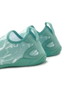 Aqua-grüne Slipper mit einer strukturierten, atmungsaktiven Oberseite und flexiblen Gummisohlen. Sie verfügen über gepolsterte Fersenschlaufen für ein einfaches Anziehen.