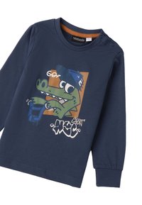 Marineblaues Langarmshirt aus Baumwolle mit einem grünen Krokodil-Graphic und blauer Mütze sowie Graffiti-ähnlichem Text auf der Front.