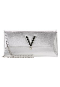 Silverfärgad läderklutch med en texturerad yta, prydd med en framträdande svart "V"-logotyp och en silverkedjesnodd.