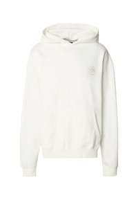 Sudadera con capucha blanca hecha de tela suave, con un bolsillo frontal, puños acanalados y un parche circular con logo en el pecho. Textura lisa.