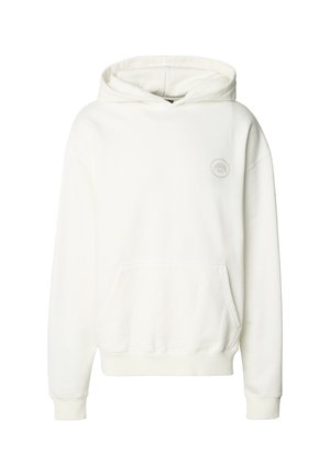 Witte hoodie van zachte stof, met een voorzak, geribbelde manchetten en een ronde logopatch op de borst. Soepele textuur.