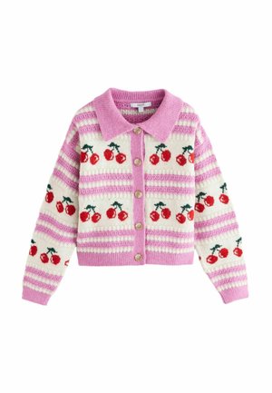 Kootud kardigan roosa krae, valge keha ja punaste kirsikestega mustriga. Omab horisontaalseid roosasid riba ja puidust nööpidega.