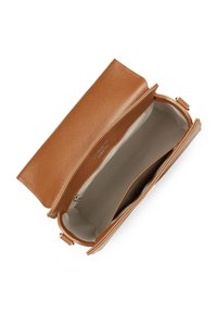 Sac à main en cuir marron avec une texture lisse, à ouverture supérieure et intérieur beige. Dispose d'une poche zip intérieure et d'un design élancé.