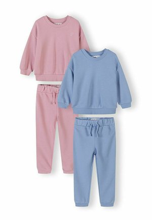 Dwa zestawy dziecięcej odzieży do wypoczynku z długimi bluzami z długim rękawem oraz spodniami dresowymi z elastycznym pasem w pastelowym różu i niebieskim.