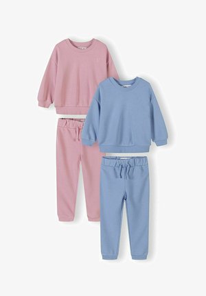 Deux ensembles de vêtements d'intérieur pour enfants comprenant des sweat-shirts à manches longues et des pantalons de jogging à taille élastique en rose pastel et bleu.