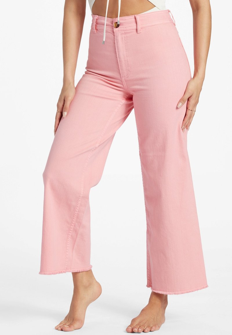 Jeans a gamba larga rosa con orlo sfilacciato, realizzati in denim, caratterizzati da una vita alta e chiusura con bottone frontale. Texture morbida e vestibilità casual.