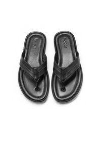 Musta nahkainen flip-flop-malli, jossa on thong-design, sileä pinta, minimaalinen ommel ja hillitty logo pohjallisessa.