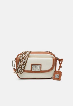 Rechteckige Crossbody-Tasche in Creme und Beige mit geprägtem Muster, silberner Schnalle und abnehmbarem, gemustertem Stoffriemen.