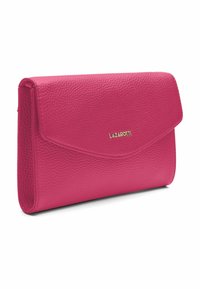 Clutch in pelle rosa con superficie textured, dotato di chiusura a pattina e un sottile logo dorato. Design compatto con bordi arrotondati.