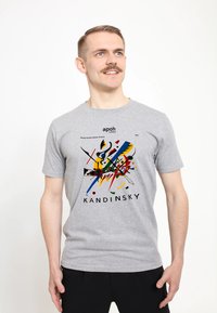 Šedé bavlněné tričko s abstraktním barevným grafickým designem a logem s textem. Krátké rukávy a kulatý výstřih.
