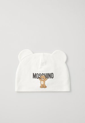 Biała czapka beanie z uszami misia, z grafika misia pluszowego oraz napisem "MOSCHINO" w kolorze czarnym. Wykonana z miękkiego materiału, o gładkiej teksturze.