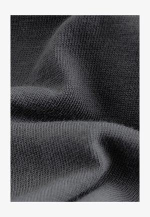 Tessuto lavorato a maglia grigio scuro con una texture liscia, caratterizzato da una costina fine e uniforme e da sottili motivi ondulati. Materiale morbido e flessibile.